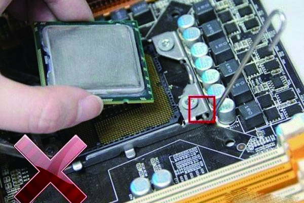 电脑主机组装教程：安装CPU、散热器、电源、跳线的操作方法