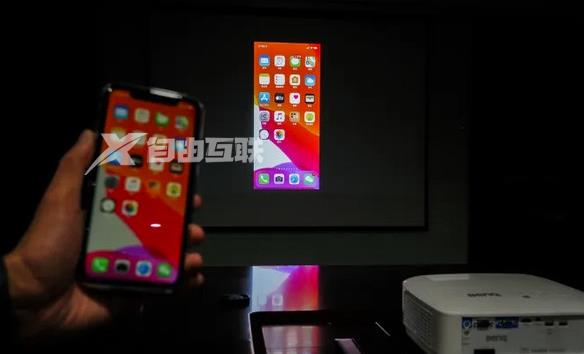 苹果新专利：iPhone 或可作为投影仪使用插图1