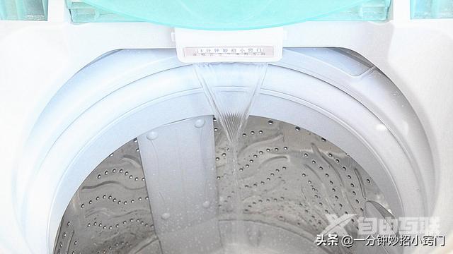 如何清洗洗衣机内部的污垢（洗衣机用久了里面很脏用什么清洗）(2)