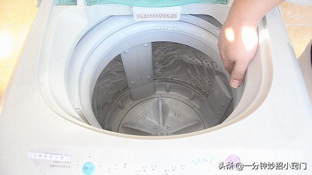 如何清洗洗衣机内部的污垢（洗衣机用久了里面很脏用什么清洗）(4)