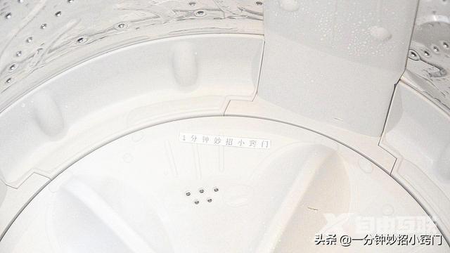 如何清洗洗衣机内部的污垢（洗衣机用久了里面很脏用什么清洗）(3)