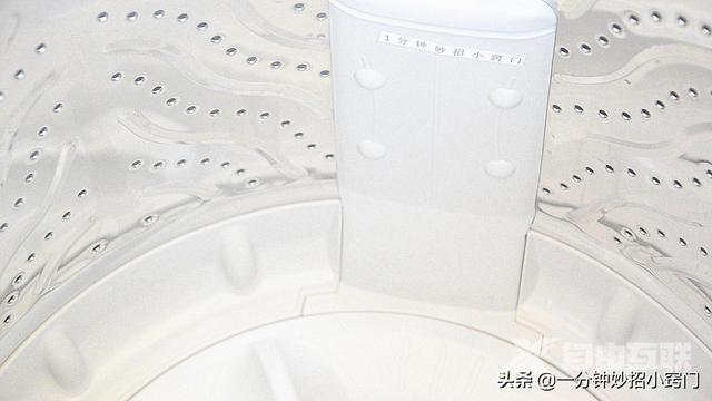如何清洗洗衣机内部的污垢（洗衣机用久了里面很脏用什么清洗）(13)