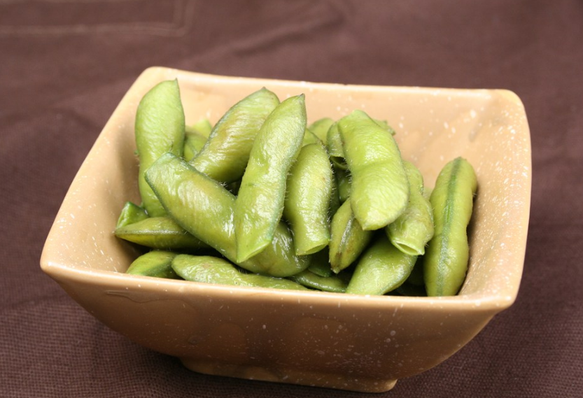 毛豆壳属于什么垃圾？ 毛豆壳应该扔进哪个垃圾桶里？