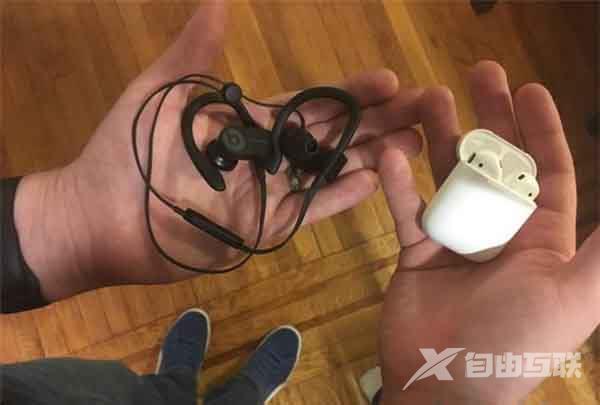 苹果AirPods对比Powerbeats3耳机有什么区别?